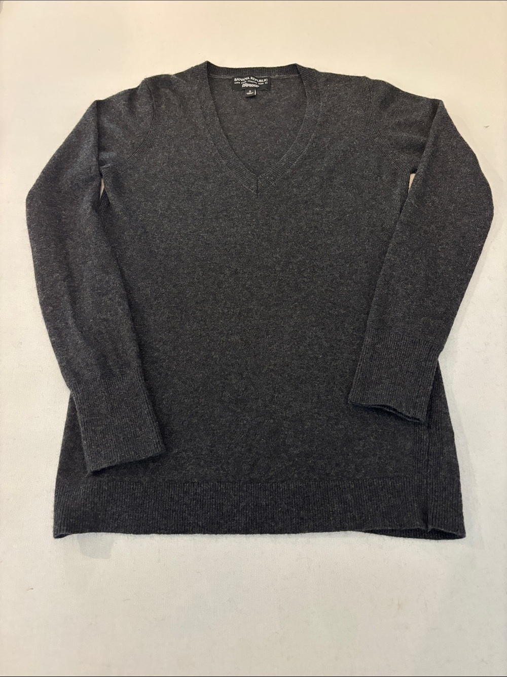 Banana Republic Women’s Dark Charcoal
V-Neck Wool Cashmere blend Sweater. Small
